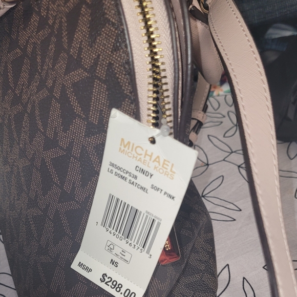 FLASH SALE MKORS CINDY SATCHEL NEW WITH TAGS! Make offer! - Picture 7 of 7